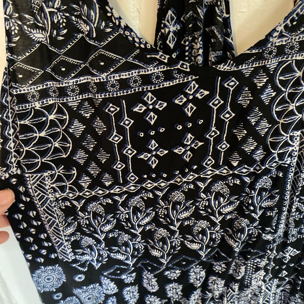 ARITZIA BLACK AND WHITE RACERBACK TANK TOP